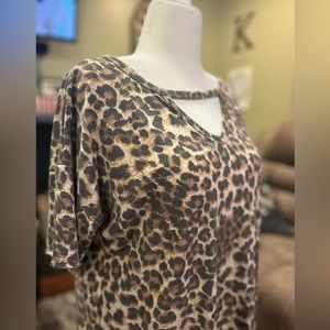 Leopard print v-neck shirt 1x no tags, never worn